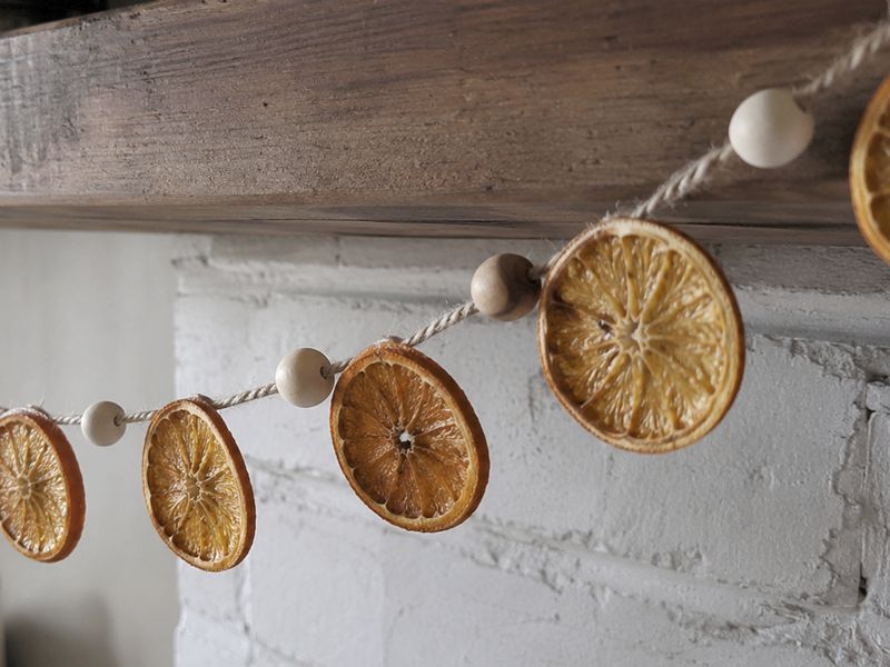 Girlanda z suszonych pomarańczy DIY - naturalna girlanda z lekko nierównych plastrów pomarańczy i drewnianych koralików