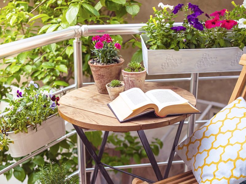 Kompozycje kwiatowe na mały balkon