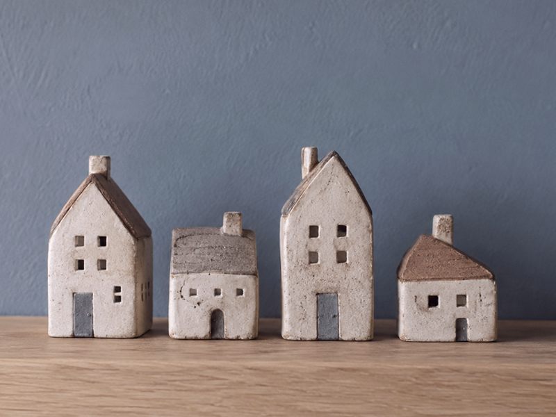 Miniaturowe domki z gliny samoutwardzalnej